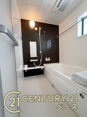 リーブルガーデン三輪 ２号棟 ／新築一戸建の浴室|■現地撮影写真■床は水ハケが良く、乾きやすいのでカビの発生も軽減！嬉しい浴室乾燥機付です！