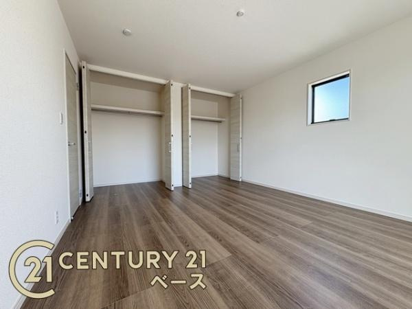 リーブルガーデン三輪 ２号棟 ／新築一戸建の収納|■現地撮影写真■冬物のコートや季節のものなどたくさんしまえる広さ！
