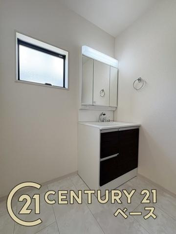 リーブルガーデン三輪 １号棟 ／新築一戸建の独立洗面台|■現地撮影写真■三面鏡タイプのミラーキャビネット！収納スペースも豊富です！