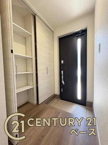 リーブルガーデン三輪 １号棟 ／新築一戸建の玄関|■現地撮影写真■玄関には大容量シューズボックス完備！