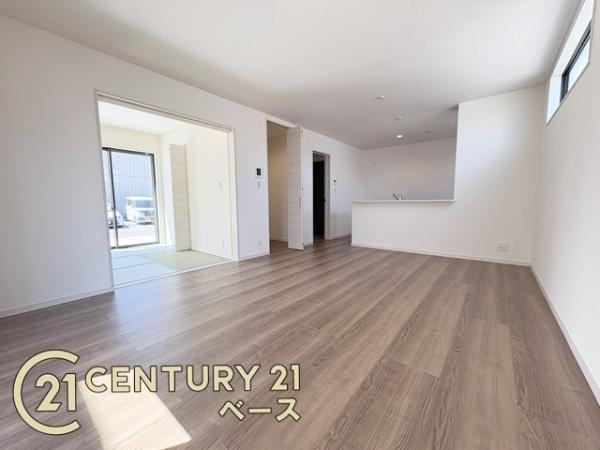 リーブルガーデン三輪 １号棟 ／新築一戸建の居間・リビング|■現地撮影写真■窓ガラスは紫外線７６％カットで安心のLOW-Eペアガラスを採用！結露防止にも効果的です！