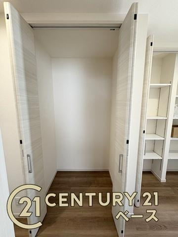 リーブルガーデン三輪 １号棟 ／新築一戸建の収納|■現地撮影写真■キッチン横にはスッキリ片付くパントリー収納を完備！