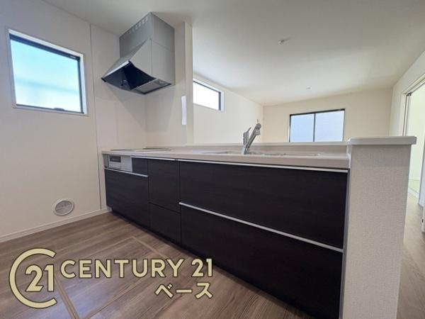 リーブルガーデン三輪 １号棟 ／新築一戸建のキッチン|■現地撮影写真■収納力と使いやすさを追求したシステムキッチンです！食洗機付きで毎日の洗い物も楽々！