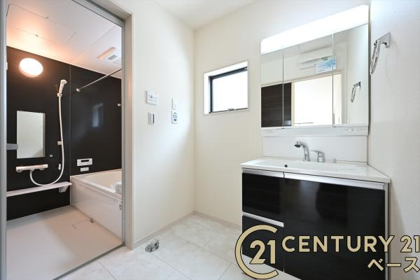 リーブルガーデン四条町 １号棟 ／新築一戸建の独立洗面台|■現地撮影写真■清潔感のある広々とした洗面スペースです！