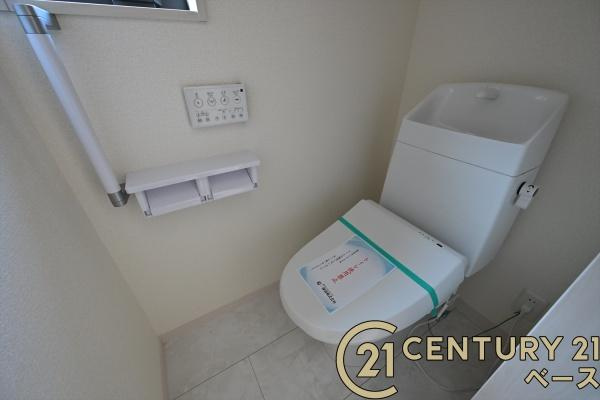 リーブルガーデン四条町 １号棟 ／新築一戸建のトイレ|■現地撮影写真■１・２階ともに清潔感ある綺麗なお手洗を完備！