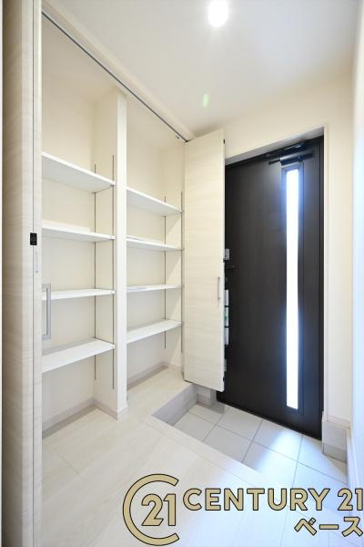 リーブルガーデン四条町 １号棟 ／新築一戸建の玄関|■玄関には大容量収納スペースを完備！■