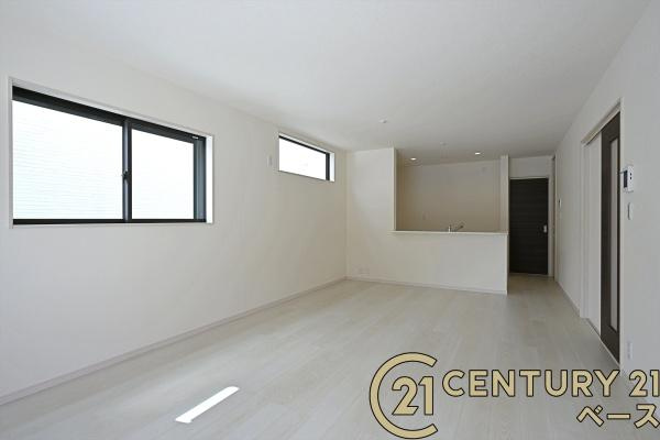 リーブルガーデン四条町 １号棟 ／新築一戸建の居間・リビング|■現地撮影写真■家計と環境に優しい！一部窓には断熱性・保温性に優れたペアガラスを使用しています！