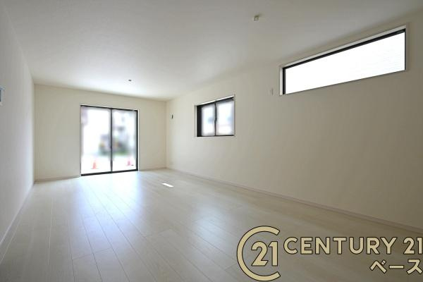 リーブルガーデン四条町 １号棟 ／新築一戸建の居間・リビング|■現地撮影写真■家族団欒も快適な広々としたリビング！