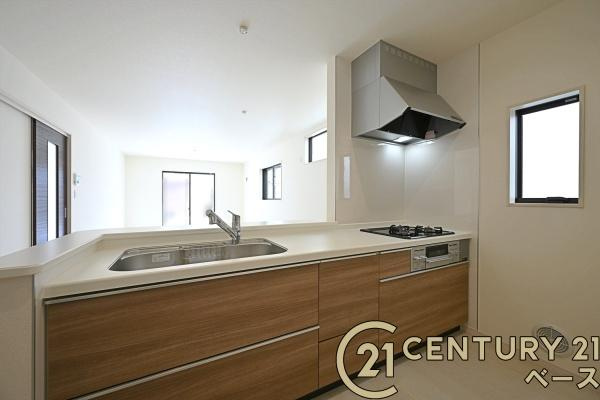 リーブルガーデン四条町 １号棟 ／新築一戸建のキッチン|■現地撮影写真■広々キッチンで快適にお料理！便利な収納スペースも完備！