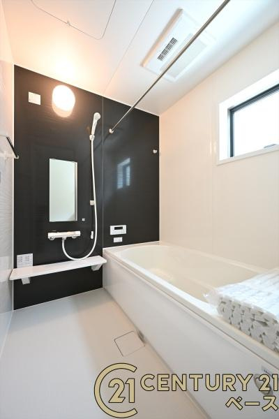 リーブルガーデン四条町 １号棟 ／新築一戸建の浴室|■現地撮影写真■ゆったりしたサイズの浴室！足を伸ばしての入浴は疲れも癒してくれます！