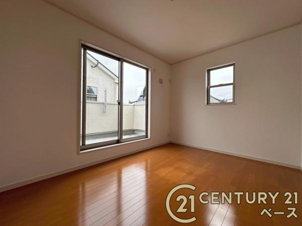 磯城郡川西町結崎　一戸建の寝室|■現地撮影写真■開放感のある広々した主寝室！他に洋室が２部屋ございます！