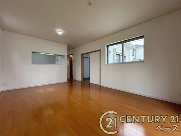 磯城郡川西町結崎　一戸建の居間・リビング|■現地撮影写真■ご家族でくつろいでいただける広々１６帖のリビングです！