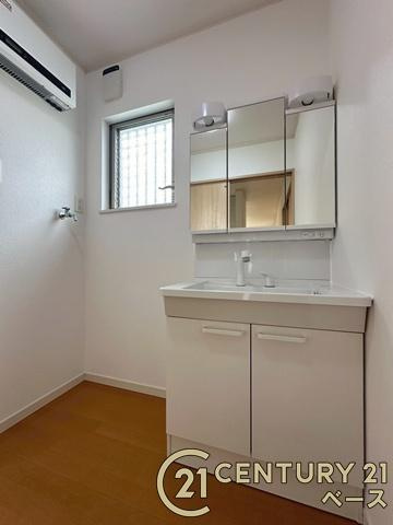 磯城郡川西町結崎　一戸建の独立洗面台|■現地撮影写真■三面鏡タイプのミラーキャビネット！収納スペースも豊富です！