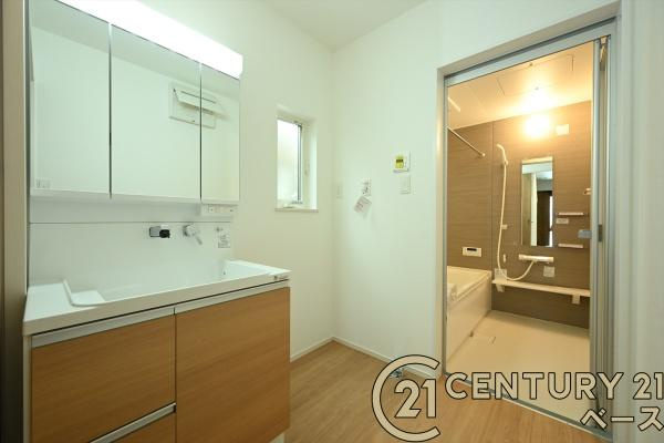 ファーストタウン壱分町 ／新築一戸建の独立洗面台|■現地撮影写真■三面鏡タイプのミラーキャビネット！収納スペースも豊富です！