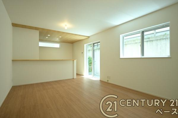 ファーストタウン壱分町 ／新築一戸建の居間・リビング|■現地撮影写真■窓ガラスは紫外線７６％カットで安心のLOW-Eペアガラスを採用！結露防止にも効果的です！