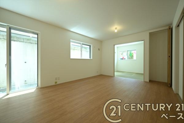 ファーストタウン壱分町 ／新築一戸建の居間・リビング|■現地撮影写真■大きな窓から柔らかい光が射し込みます！