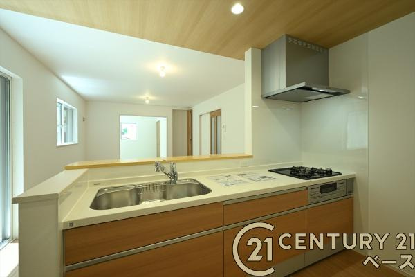 ファーストタウン壱分町 ／新築一戸建のキッチン|■現地撮影写真■静音シンク、人工大理石天板のシステムキッチンは浄水機能付です！■