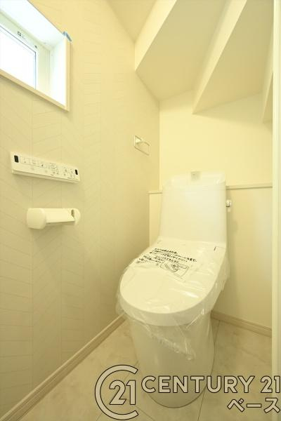 北葛城郡河合町泉台２丁目 ／新築一戸建のトイレ|■現地撮影写真■ウォシュレット完備！トルネード洗浄・フチなし形状でお手入れも楽々ですね！
