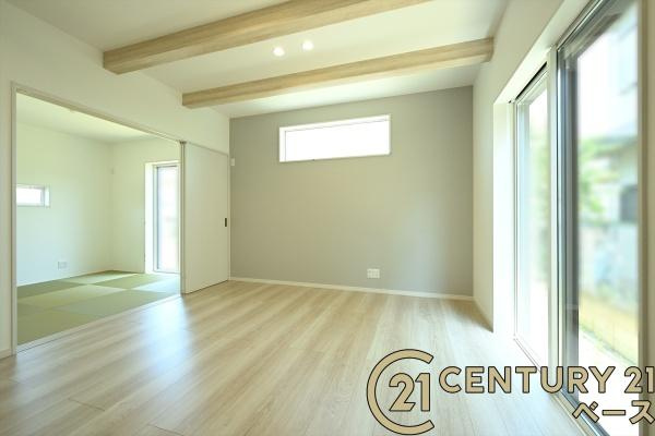 北葛城郡河合町泉台２丁目 ／新築一戸建の居間・リビング|■現地撮影写真■ご家族でくつろいでいただける広々としたリビングです！全窓ペアガラス標準装備！