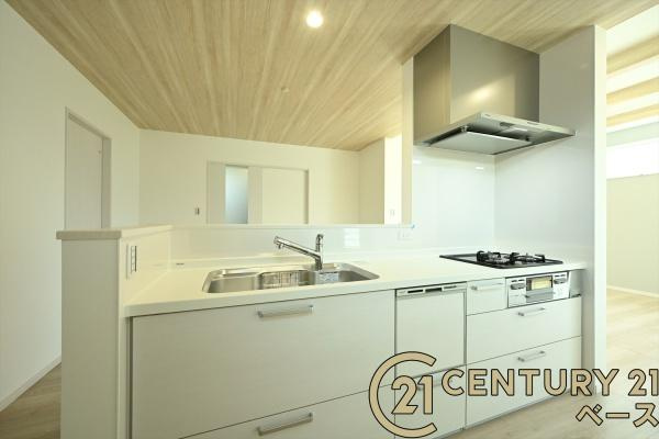 北葛城郡河合町泉台２丁目 ／新築一戸建のキッチン|■現地撮影写真■家族とのコミュニケーションがとりやすい人気のカウンターキッチン！
