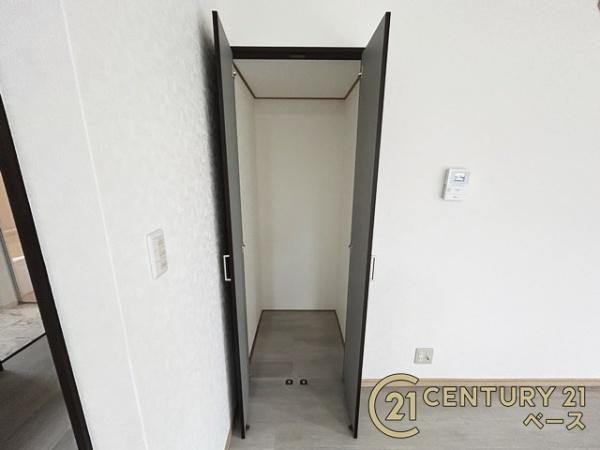 磯城郡三宅町屏風　一戸建の収納|■現地撮影写真■リビングにも便利な収納スペースを完備！