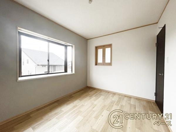 磯城郡三宅町屏風　一戸建の洋室|■現地撮影写真■出窓から自然光の優しい温もりを感じられる明るいお部屋！