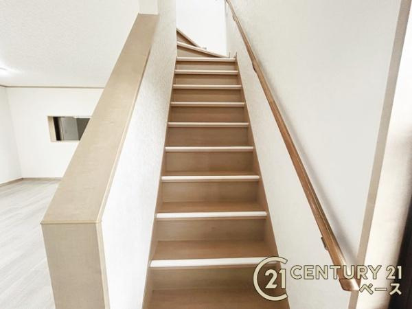 磯城郡三宅町屏風　一戸建の内装|■現地撮影写真■１階から２階への階段です！