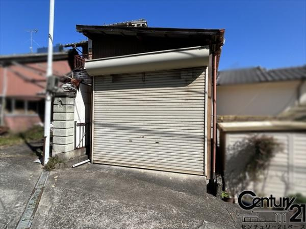 橿原市西池尻町　一戸建の駐車場|■現地撮影写真■シャッター付き駐車場があり、倉庫としても使用可能！