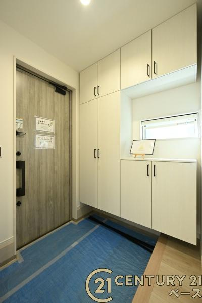 桜井市阿部 ３号地 ／新築一戸建の玄関|■現地撮影写真■広くて明るい玄関！大容量シューズボックス完備！