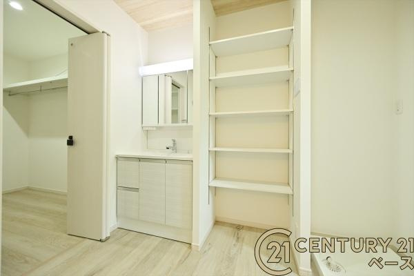 桜井市阿部 ３号地 ／新築一戸建の独立洗面台|■現地撮影写真■三面鏡タイプのミラーキャビネット！収納スペースも豊富です！