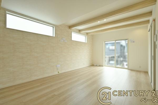 桜井市阿部 ３号地 ／新築一戸建の居間・リビング|■現地撮影写真■ご家族でくつろいでいただける広々１８帖のリビングです！