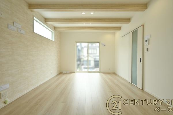 桜井市阿部 ３号地 ／新築一戸建の居間・リビング|■現地撮影写真■暖かみある居心地の良い空間が広がります！