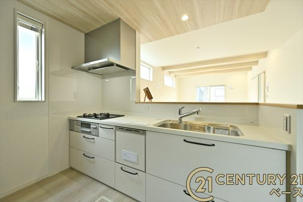 桜井市阿部 ３号地 ／新築一戸建のキッチン|■現地撮影写真■収納力と使いやすさを追求したシステムキッチンです！食洗機付きで毎日の洗い物も楽々！