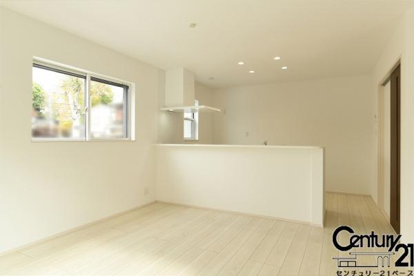 ファーストタウン東菜畑 ／新築一戸建の内観：施工例|■窓ガラスは紫外線７６％カットで安心のLOW-Eペアガラスを採用！結露防止にも効果的です！■