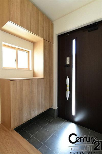 ファーストタウン五条西 １号棟 ／新築一戸建の内観：施工例|■玄関には大容量シューズボックスを完備！■