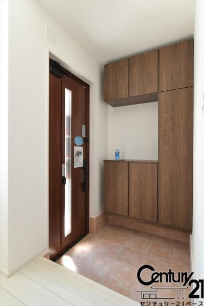 ファーストタウン五条西 ２号棟 ／新築一戸建の内観：施工例|■玄関には大容量シューズボックスを完備！■