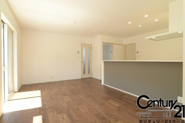 ファーストタウン五条西 ２号棟 ／新築一戸建の内観：施工例|■窓ガラスは紫外線７６％カットで安心のLOW-Eペアガラスを採用！結露防止にも効果的です！■