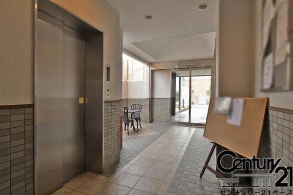 クレール郡山筒井のエントランス|■現地撮影写真■小中学校まで徒歩１０分圏内とお子様連れの方も安心！