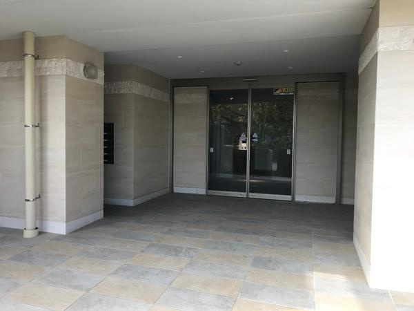 ミッドシティコート竜美丘のエントランス