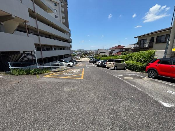 ダイアパレス岡崎南公園の駐車場|敷地内駐車場です。