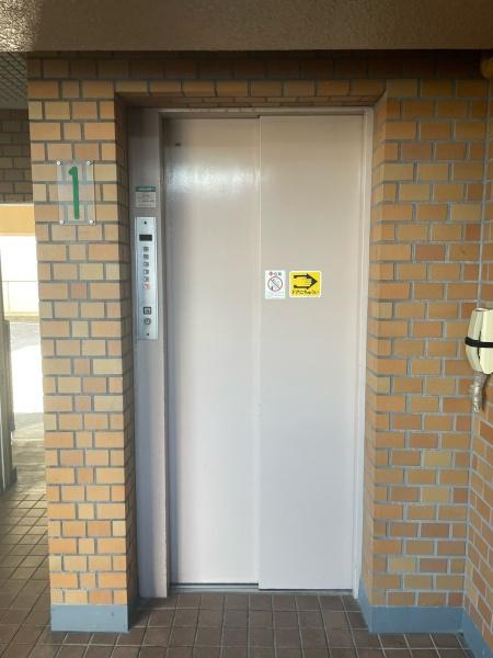 サンシティ羽根のエントランス|エレベーターです。