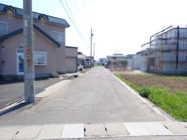 【前面道路含む現地写真】 | 黒石市住吉町　土地 角地