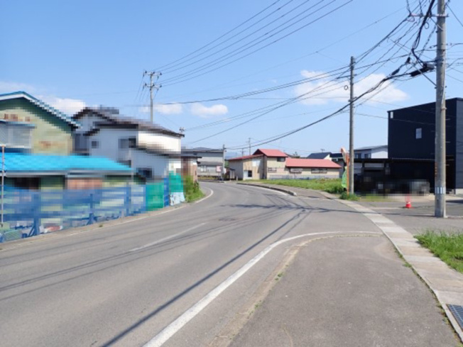 【前面道路含む現地写真】 | 黒石市住吉町　土地 角地