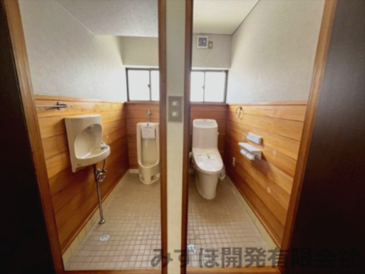 村山市大字大久保甲51番地のトイレ|大小わかれていて大人数で生活していても困りません。大便器は新品に交換済みです。