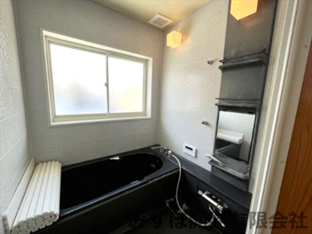 村山市大字大久保甲51番地の浴室|ゆったりサイズのお風呂。清潔感の色合いになっています。