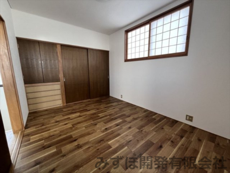 村山市大字大久保甲51番地の洋室|２階、階段上って左手の洋室です。天井・壁のクロスを貼り替え、床クッションフロアも張り替えてリフォーム済みです。