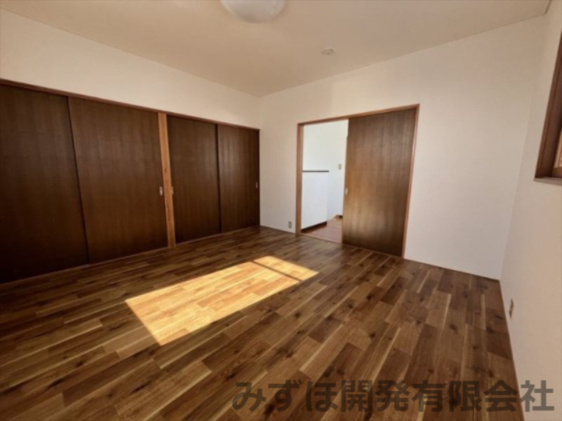 村山市大字大久保甲51番地の洋室|2階の洋室は天井・壁のクロスを貼り替え、床クッションフロアも張り替えてリフォーム済みです。