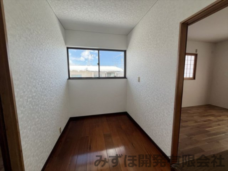 村山市大字大久保甲51番地のその他|2階に階段で上がったところのホールです。天井・壁のクロスを貼り替えてリフォーム済みです。