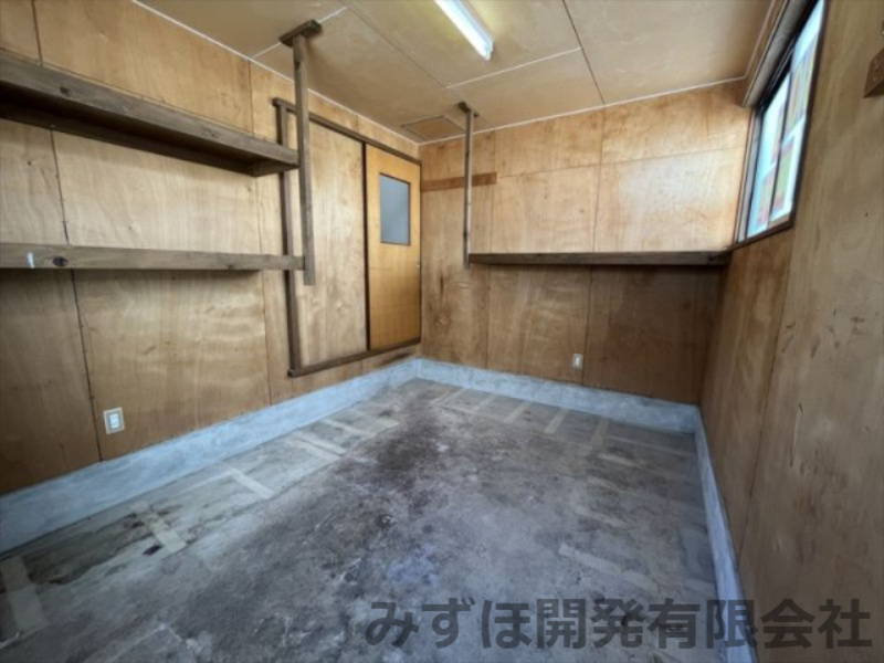 村山市大字大久保甲51番地のその他|玄関脇には土間打ちの物置があります。バイクや自転車などの趣味の部屋としても、除雪道具の保管場所としても便利です。