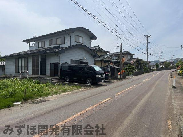 村山市大字大久保甲51番地の前面道路含む現地写真|前面10.5m幅の道路に面しています。道路には消雪設備もあり、融雪溝もあります。